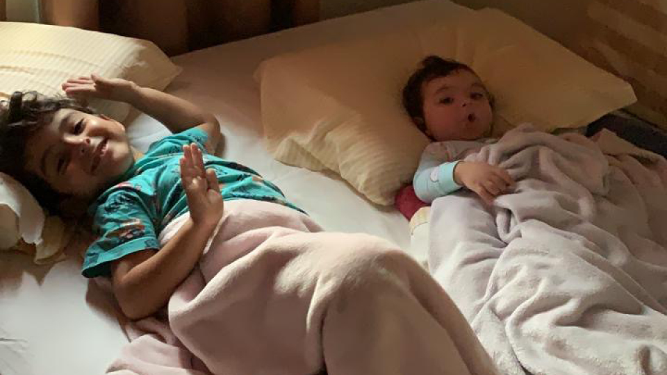 Liz Francisco deitados acordando cama