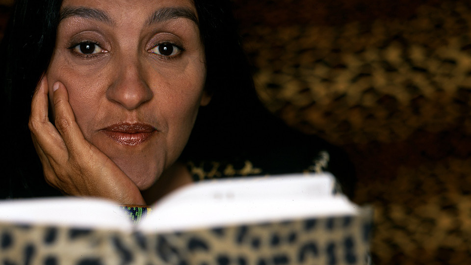 Regina Cazé lendo um livro