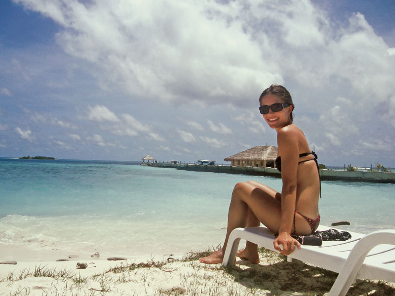 Layla à vontade no mar das Maldivas