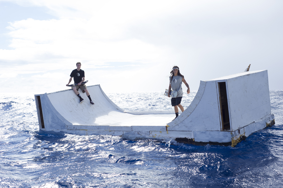 Dropando um skate sobre o mar