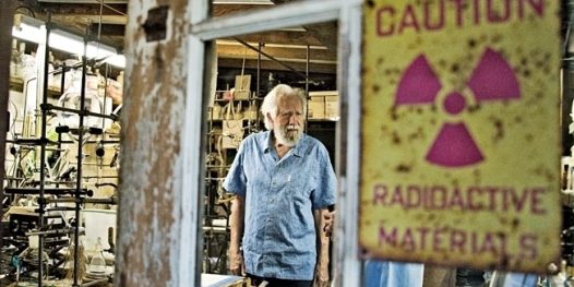 Sasha com os cactus de seu jardim, que fornecem matéria-prima para boa parte das pesquisas que desenvolve no laboratório dos fundos de sua casa