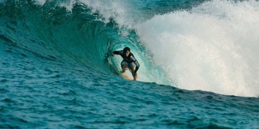 Combinação mágica de sol, ondas e pouco vento