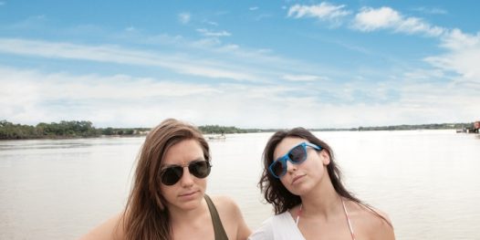 Eu (à dir.) e Autumn, na balsa de Soure para Salvaterra, brisa boa