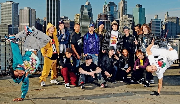 os 16 b-boys que participaram do mundial em Nova York, com Neguin à esq. e o campeão Lilou à dir.