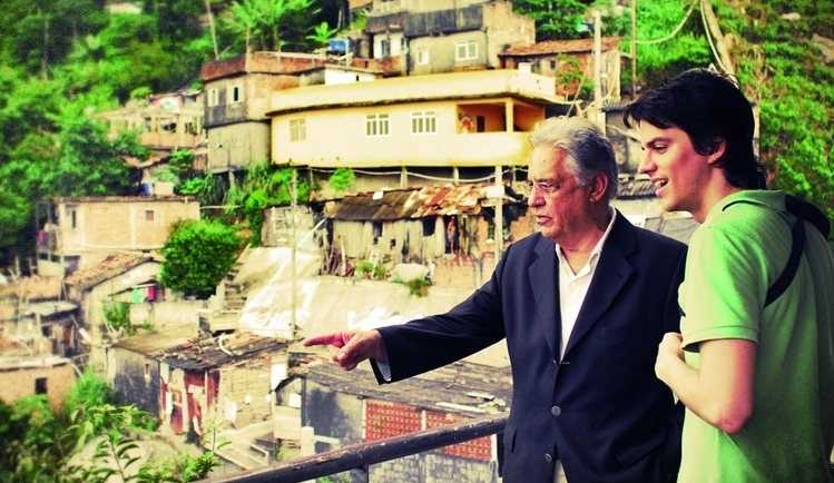 Fernando Henrique Cardoso visita o morro Dona Maria, no Rio, com o diretor Fernando Grostein Andrade