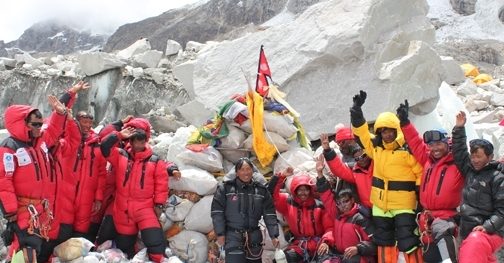 Expedições pioneiras  recolhem corpos e lixo no topo do Evereste