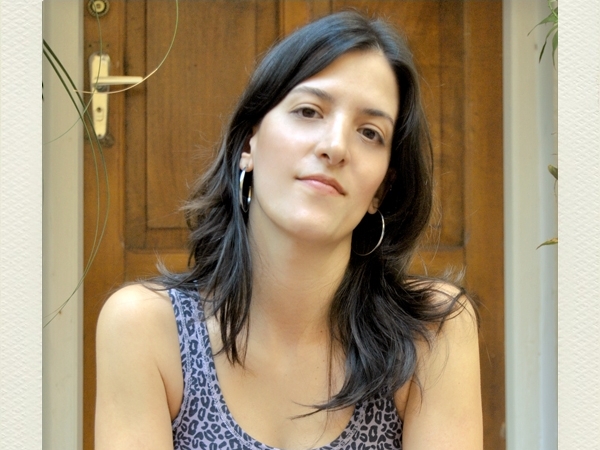 Danielle Cavallon em frente à sua casa em uma delicada - assim como ela - vila em São Paulo