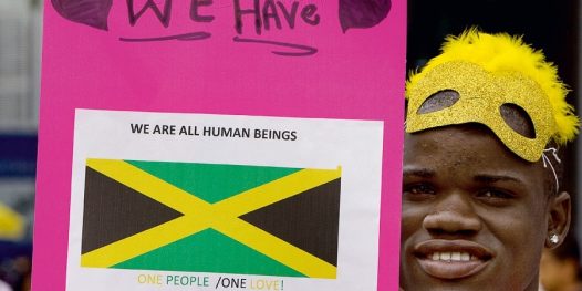 Jamaicano participa de marcha contra a discriminação na Cidade do México; em seu país natal, a manifestação seria impossível