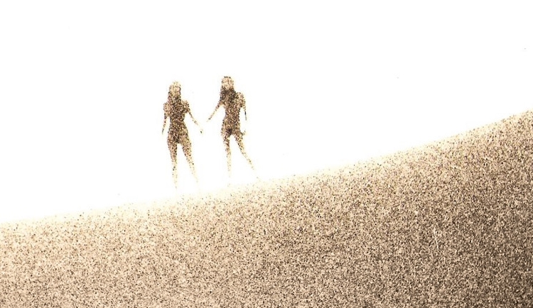 Lucina (esq.) e Luhli veem uma letra inédita da segunda, no reencontro em Lumiar