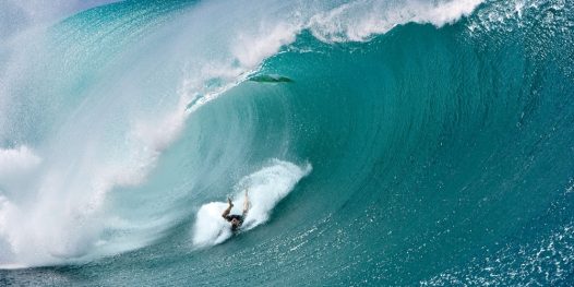Maya Gabeira prestes a tomar um dos vários caldos que enfrentou em Teahupoo. Instantes depois ela sofreria o pior de toda sua carreira...