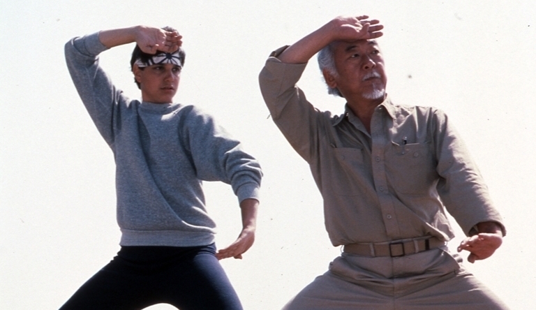 Ralph Macchio (Daniel Sam) e Pat Morita (Sr. Miyagi) em momento clássico do filme Karate Kid (1984)