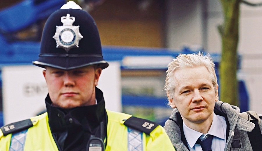 Assange deixa uma audiência em Londres, do caso de extradição para a Suécia, em janeiro passado