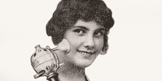 O primeiro vibrador doméstico, fabricado em 1902 pela Hamilton Beach: o “massageador” libertou a moça sorridente da opressão machista