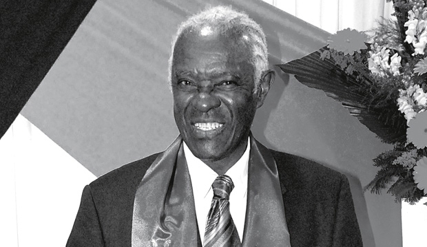 Eliziário Roberto Lima recebe o prêmio de Idoso mais belo de São Paulo