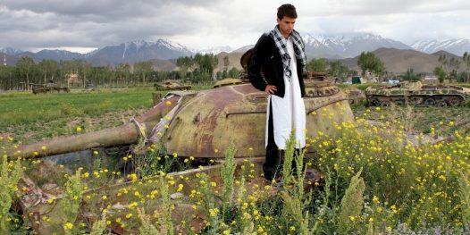Tanques no meio das flores em Bamian, Afeganistão, em 2010: país vive em guerra desde 1980