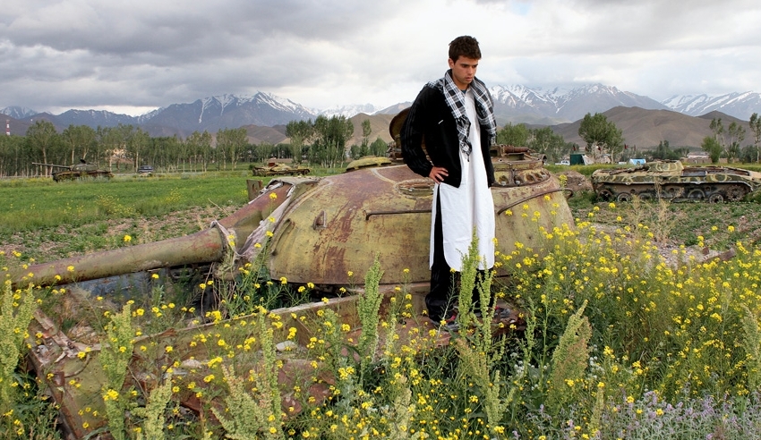 Tanques no meio das flores em Bamian, Afeganistão, em 2010: país vive em guerra desde 1980