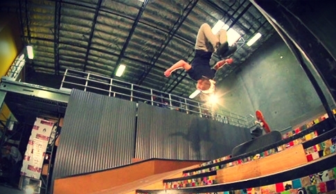 O backflip acrobático do skatista Adam Miller