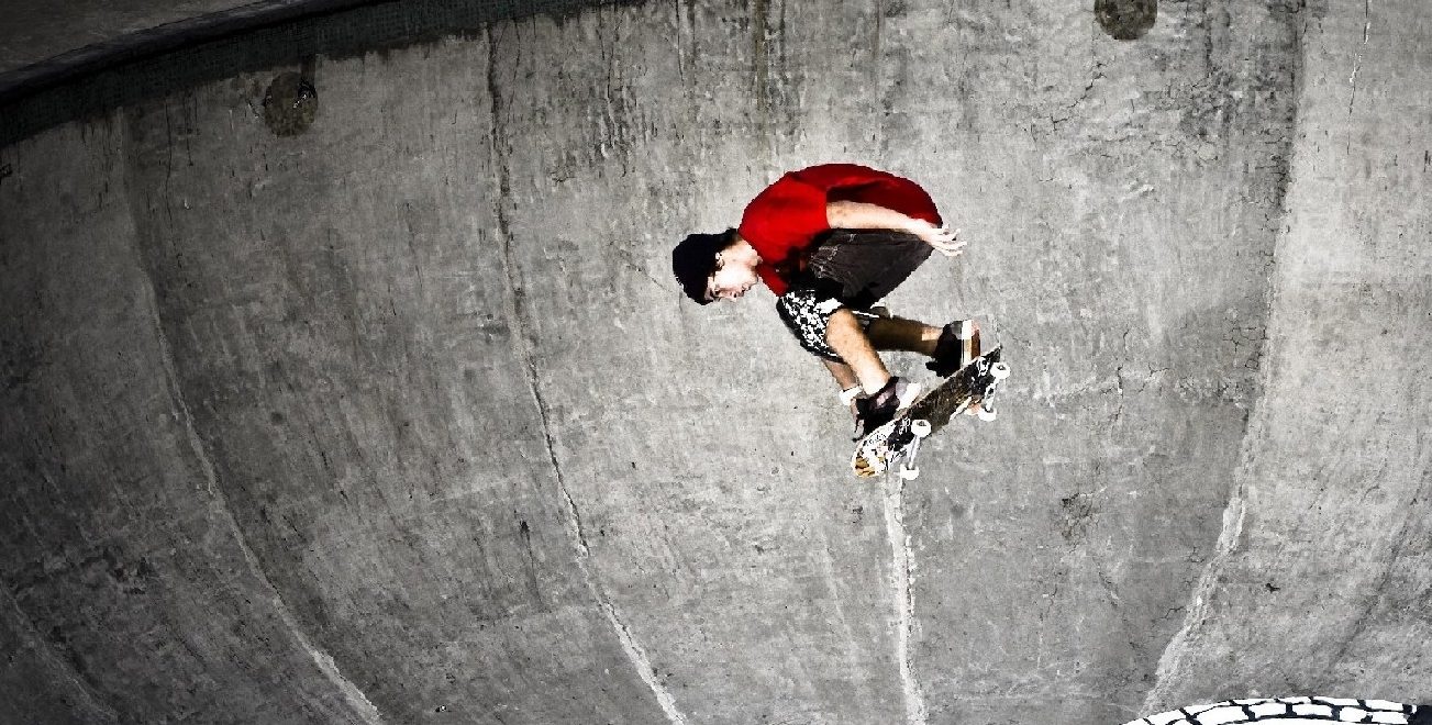 Pedro Barros, talento do skate, em seu bowl particular
