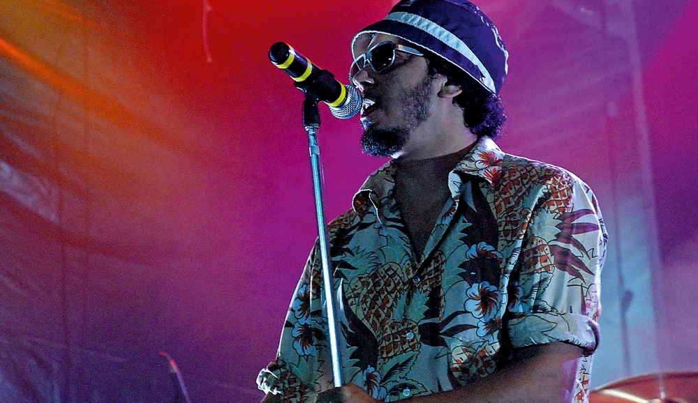 Lucas Santtana: “Jorge Maravilha”  (Chico Buarque)  “Músicas de protesto são melhores quando têm humor.  E esta do Chico é uma verdadeira aula de como assuntar uma questão e dar o recado com ironia e inteligência.” - “O Homem”  (Paralamas do Sucesso)  “Não gosto quando músicas de protesto são muito panfletárias, por isso adoro esta. Ela fala que os dilemas, as contradições e as lutas devem ser resolvidos primeiramente dentro de nós mesmos.” - “A cidade”  (Chico Science &  Nação Zumbi)  “A letra fala do crescimento desordenado das cidades e do acúmulo de capital de poucos em cima do trabalho de muitos. É uma bela crítica social.”