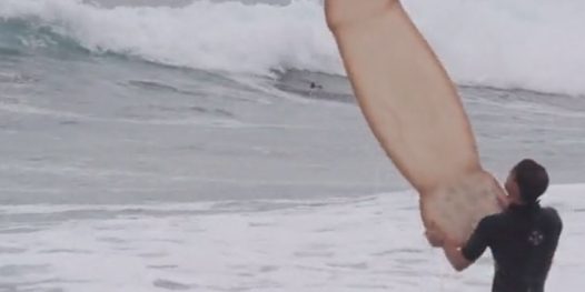 Paul Fisher e sua prancha em forma de pênis