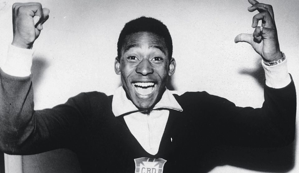 Pelé logo depois do 5x2 sobre a anfitriã Suécia, na final da Copa de 1958