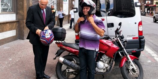 Chofer sobre duas rodas