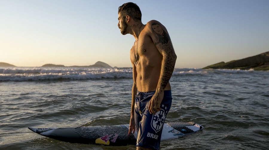 Pedro Scooby conta como começou a surfar pelado