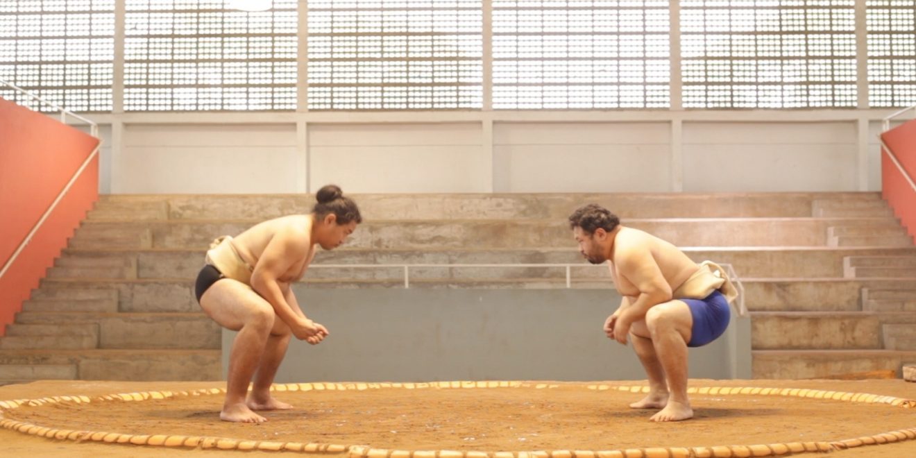 Sumô e bar: conheça a história dos irmãos que se dividem entre o esporte e o boteco da família