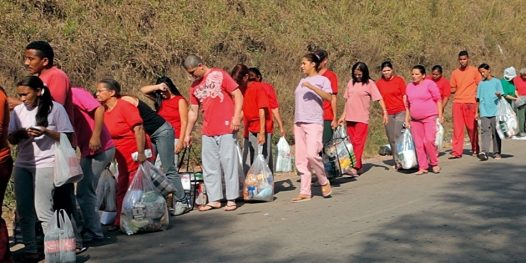 Por trás das grades