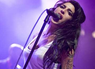 Amy Winehouse chegou, apareceu e ainda não bebeu