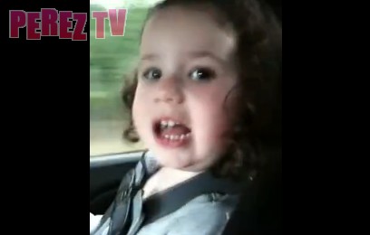 Garotinha cantando Adele