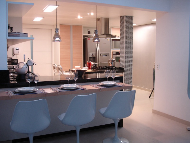 Exemplo de iluminação composta de vários tipos de lâmpadas e luminárias. Pendentes à vendas na E-Lustre e embutidos na Fábrica da Luz. Projeto NEOARQ