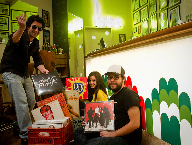 Luiz Campiglia, dono do Paribar, Larissa Godoi, colecionadora de discos e Marcio Custódio, organizador do Bazar de Discos