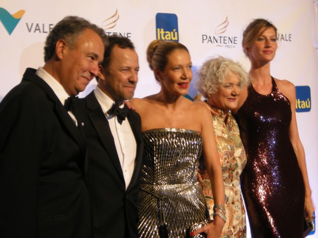 Nizan, Vik, Donata, Leona e Gisele: uma bela noite pelo Brasil