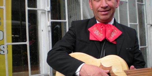 Bigodes, rebites e chapelões mexicanos