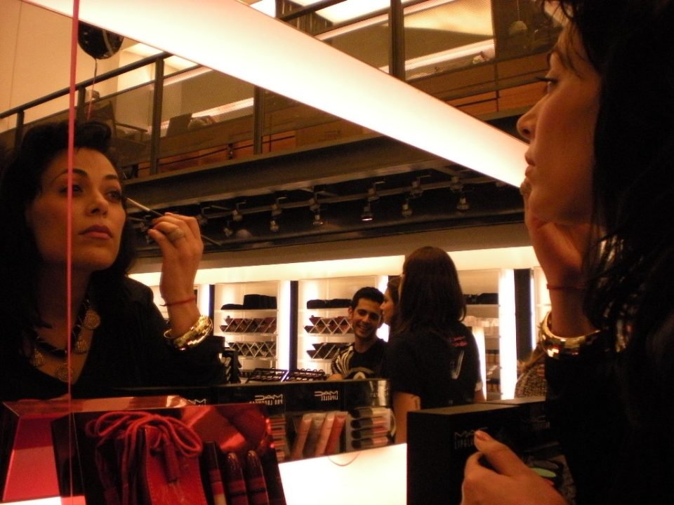 Fabiana Gomes retocando o make durante o lançamento da nova coleção da M.A.C.