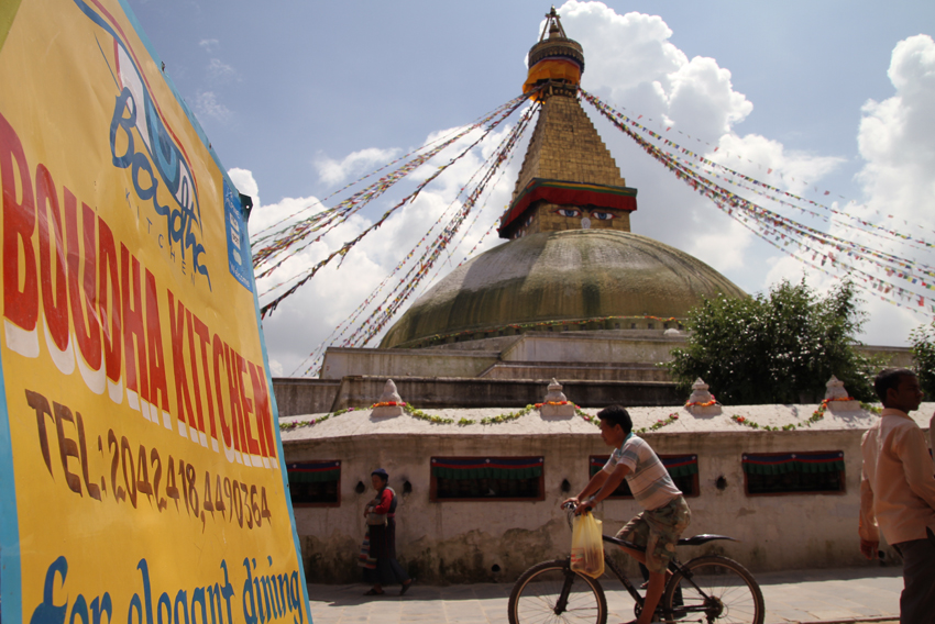 É uma delícia sentar em um café com vista ara a Estupa.