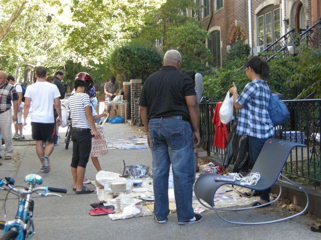 Feira livre no Brooklyn: tranqueira pra um, achado pro outro