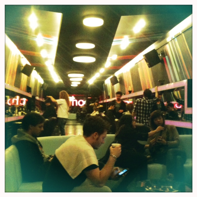 As luzes mudam de cor e a música bomba