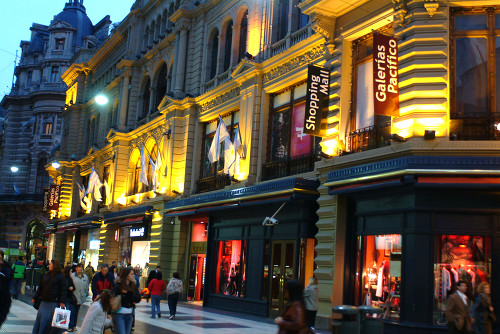 Que atire a primeira pedra quem não gosta de comprar perfume pela metade do preço!