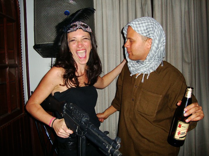 Halloween em Boudha com o meu visinho. Esqueci de dizer que os gringos amam brasileiras.