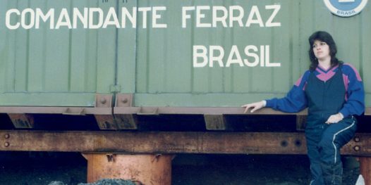 Cristina faz um brinde à chegada do Ano-novo em 2006, na Antártida