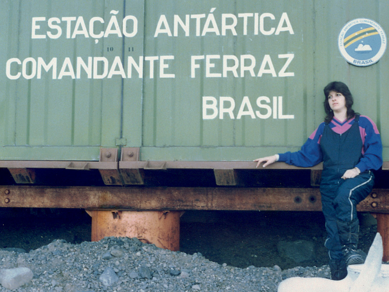 Cristina faz um brinde à chegada do Ano-novo em 2006, na Antártida