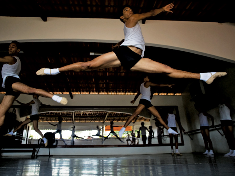 Flávio Sampaio orienta um bailarino da companhia de Paracuru; procurado para ensinar forró, ele introduziu o balé na vida da cidade