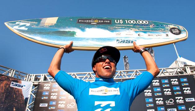 Adriano de Souza, o Mineirinho, é o campeão da etapa brasileira do Mundial de Surf e novo líder do campeonato