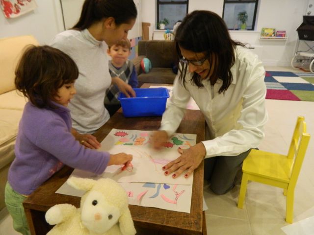 Fausta (de óculos) em ação: cultura e brincadeiras em português