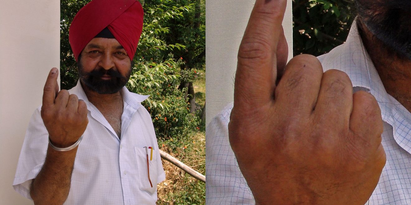 Mr Dik mostra o dedo pintado após votar.