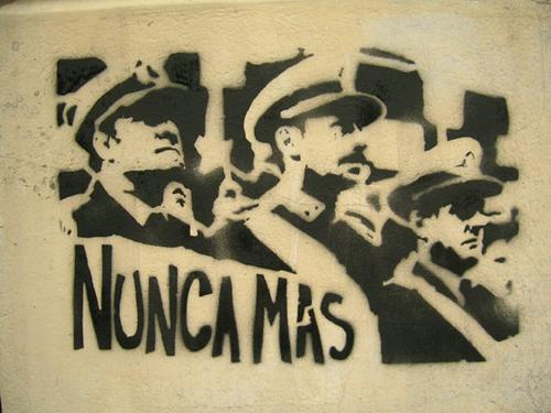 Estêncil com a mensagem de que nunca mais ocorra o mesmo do que aconteceu durante a ditadura militar