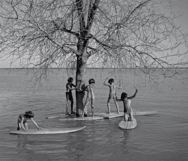 Cinco filhos de Doc aproveitam o mar flat para relaxar em Israel, 1974