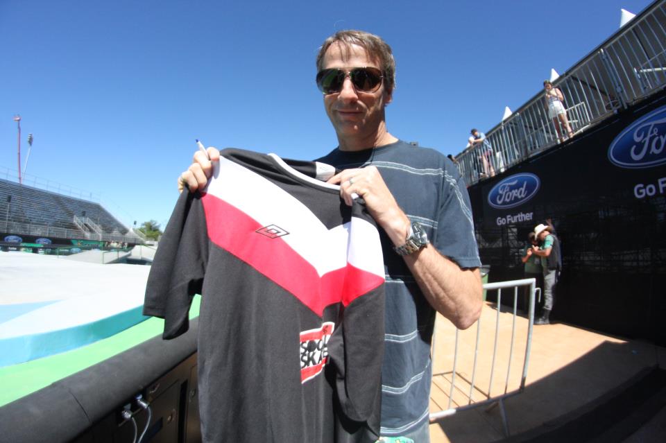 Camiseta autografada por Tony Hawk está na caixa